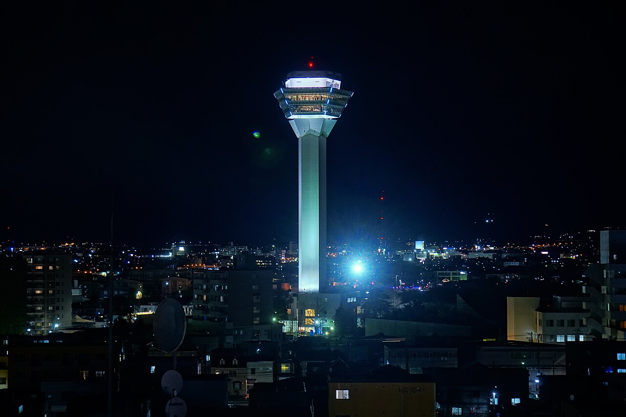 밤에 조명이 켜진 고료카쿠타워